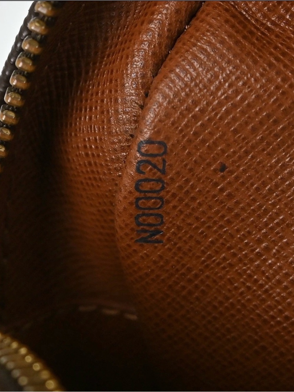 Louis Vuitton Blois Monogram Canvas Dome crossbody Bag with Vachetta Trim - Picture 13 of 15